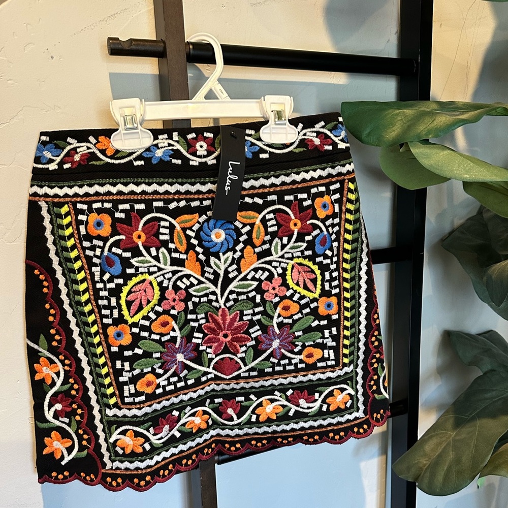Brand new Lulu’s embroidered mini skirt